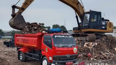 DLH Kabupaten Bekasi Bersihkan 150 Ton Sampah Konstruksi di Sepanjang Sungai Cikarang