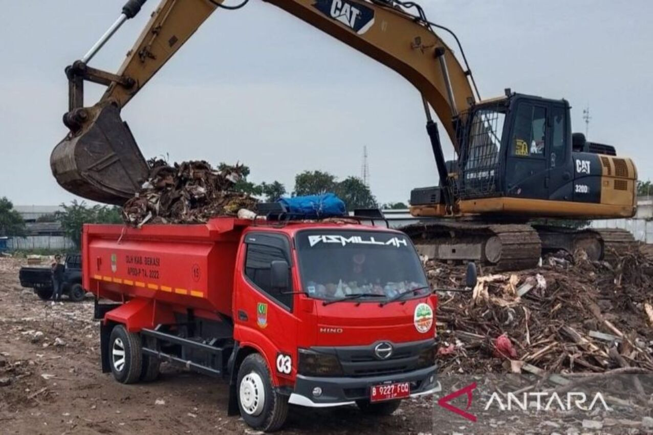 DLH Kabupaten Bekasi Bersihkan 150 Ton Sampah Konstruksi di Sepanjang Sungai Cikarang