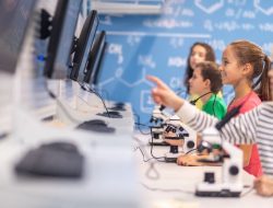 Bermain Sambil Belajar: 5 Alat Bantu Digital Populer untuk Guru Modern Bermain Sambil Belajar: 5 Alat Bantu Digital Populer untuk Guru Modern