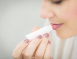 5 Rekomendasi Tinted Lip Balm yang Akan Menyihir Bibir Gelap Anda, Mempesona! 5 Rekomendasi Tinted Lip Balm yang Akan Menyihir Bibir Gelap Anda, Mempesona!