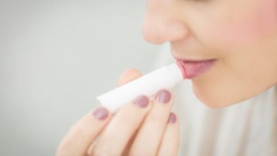 5 Rekomendasi Tinted Lip Balm yang Akan Menyihir Bibir Gelap Anda, Mempesona!