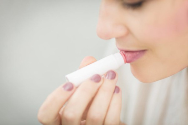 5 Rekomendasi Tinted Lip Balm yang Akan Menyihir Bibir Gelap Anda, Mempesona!