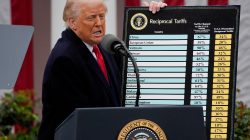 Trump Kurangi Pajak Impor dari China Sebelum Negosiasi