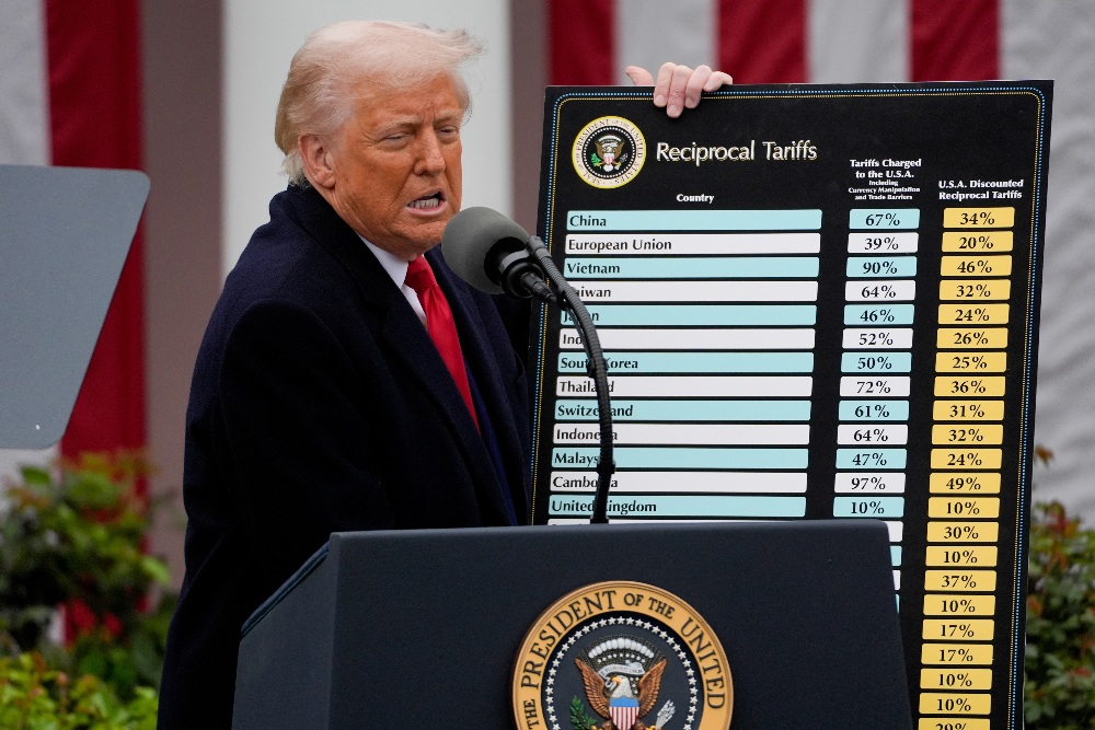 Trump Kurangi Pajak Impor dari China Sebelum Negosiasi