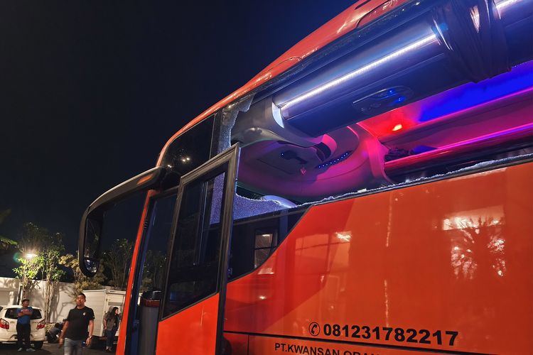 Arema Utas Dorong Polisi Selidiki Pelemparan Batu ke Bus Persik Kediri; Aremania Bersedia Tak Bela Jika Terbukti Pelakunya