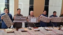 PERSONEL TNI Dikerahkan Jaga Kejaksaan Usai Kejagung Sita Uang PT Duta Palma Group Rp 7 Triliunan