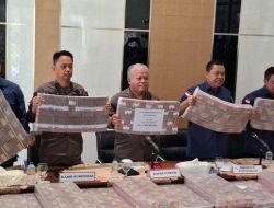 PERSONEL TNI Dikerahkan Jaga Kejaksaan Usai Kejagung Sita Uang PT Duta Palma Group Rp 7 Triliunan