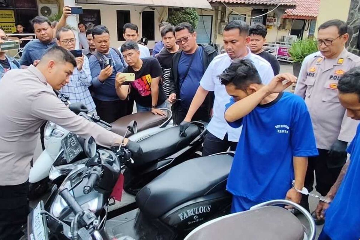 Dua Pria Buat Polres Cirebon Seperti Showroom Motor Bekas, Honda Scooter Berbaris Rapi