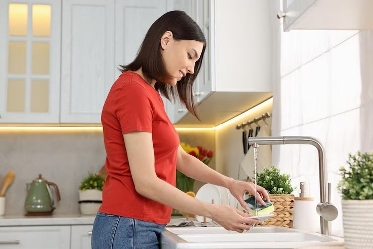 Orang yang Cuci Piring Pasca Makan Dicirikan oleh 7 Sifat Kepribadian Ini