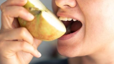 Inilah 9 Buah yang Tak Cuma Enak, Tapi Juga Perawatan Alami untuk Gigi dan Gusi Anda