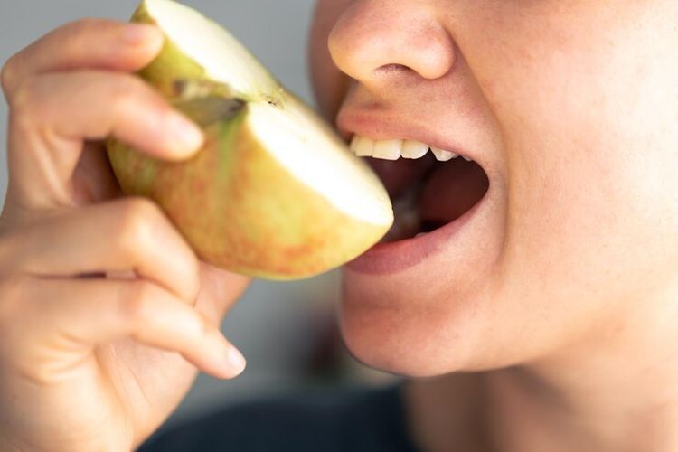 Inilah 9 Buah yang Tak Cuma Enak, Tapi Juga Perawatan Alami untuk Gigi dan Gusi Anda