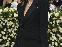 Fans Stunned by Hailey Bieber’s Bold Met Gala Fashion Choice! Fans Stunned by Hailey Bieber’s Bold Met Gala Fashion Choice!