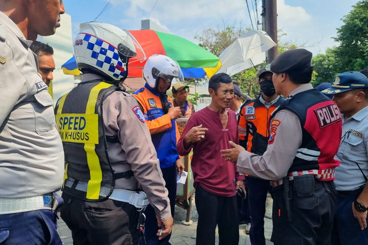 Warga Gelisah: 9 Juru Kunci Liar di Toko Modern Surabaya Ditangkap Pemkot