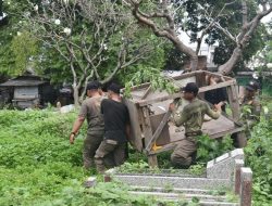 Satpol PP Surabaya Hancurkan ‘Kandang Merpati’ di TPU Rangkah: Dicurigai Jadi Sarana Perjudian Satpol PP Surabaya Hancurkan ‘Kandang Merpati’ di TPU Rangkah: Dicurigai Jadi Sarana Perjudian