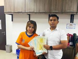 Jan Hwa Diana Serahkan Dokumen Mantan Karyawan ke Polda Jatim Jan Hwa Diana Serahkan Dokumen Mantan Karyawan ke Polda Jatim