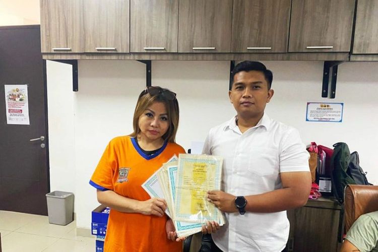 Jan Hwa Diana Serahkan Dokumen Mantan Karyawan ke Polda Jatim