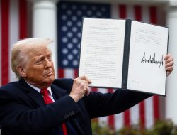 Donald Trump: Pertimbangkan Pajak Impor 15% Berlaku Selama 150 Hari Donald Trump: Pertimbangkan Pajak Impor 15% Berlaku Selama 150 Hari
