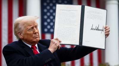 Donald Trump: Pertimbangkan Pajak Impor 15% Berlaku Selama 150 Hari