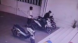 Tendangan Karyawan Minimarket Surabaya Buat Pencuri Kalah, Honda Scoopy Terhindar Siulan Angin