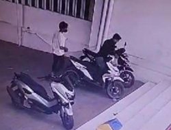 Tendangan Karyawan Minimarket Surabaya Buat Pencuri Kalah, Honda Scoopy Terhindar Siulan Angin