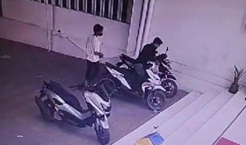 Tendangan Karyawan Minimarket Surabaya Buat Pencuri Kalah, Honda Scoopy Terhindar Siulan Angin