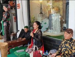 Penampilan Langsung: Grup Musik Campursari Tampilkan Kebudayaan di Malioboro, Yogyakarta Penampilan Langsung: Grup Musik Campursari Tampilkan Kebudayaan di Malioboro, Yogyakarta
