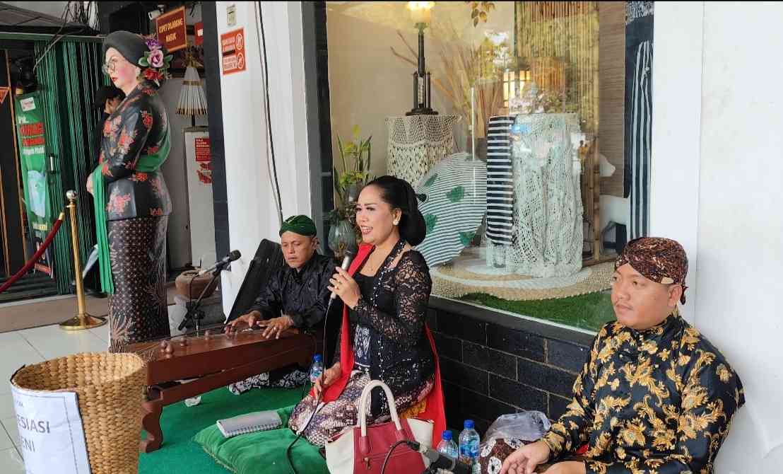 Penampilan Langsung: Grup Musik Campursari Tampilkan Kebudayaan di Malioboro, Yogyakarta