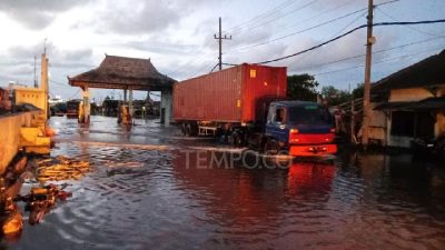 Pagar Laut Rusak, Pelabuhan Tanjung Emas Semarang Terjang Banjir Parah