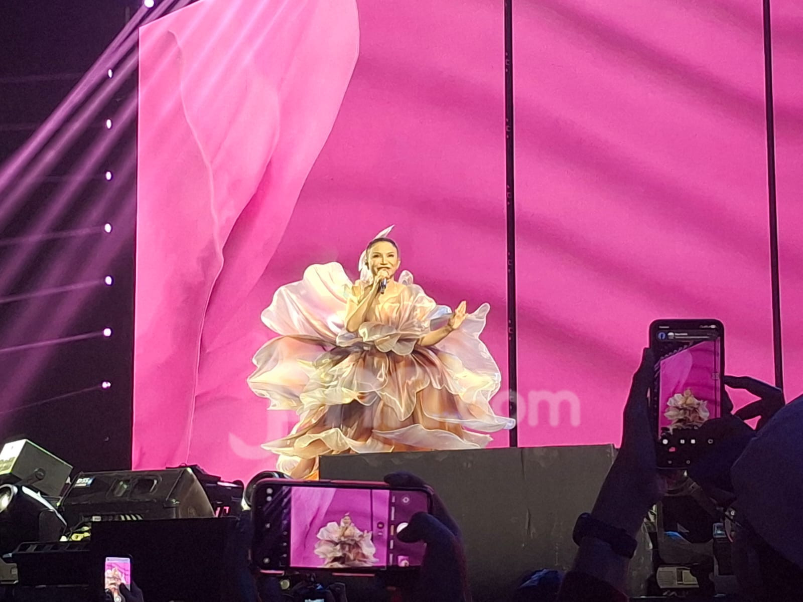Rossa Sembunyikan Diri Sebagai Ibu Peri dalam Konser 30 Tahunnya, Menggemaskan Hati