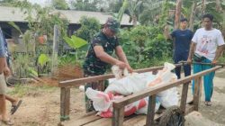 Satgas TMMD dan Warga Sama-sama Bekerja Mengangkat Material Batu dan Pasir di Desa Talio