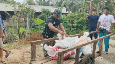Satgas TMMD dan Warga Sama-sama Bekerja Mengangkat Material Batu dan Pasir di Desa Talio