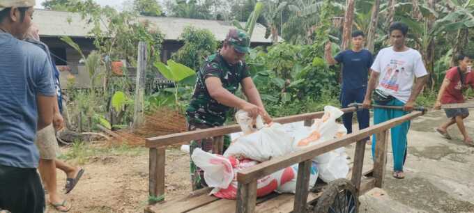 Satgas TMMD dan Warga Sama-sama Bekerja Mengangkat Material Batu dan Pasir di Desa Talio
