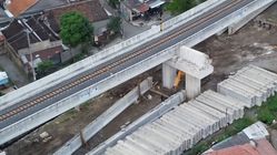 Proyek Kereta Dua Jalur Solo-Semarang: Saksikan Pembangunan Jembatan Baja Merah dan Pilar-Pilar Raksasa!