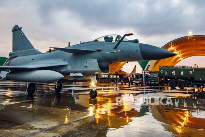 Jet Tempur J-10CE Menarik Perhatian Pengunjung di Pameran Dirgantara Langkawi