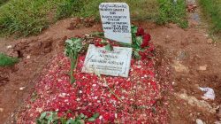 Kesan di Makam Suami Najwa Shihab: Bersama Putri Tercinta dalam Satu Liang Lahat