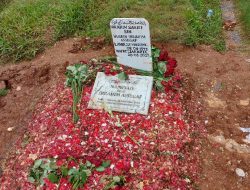 Kesan di Makam Suami Najwa Shihab: Bersama Putri Tercinta dalam Satu Liang Lahat
