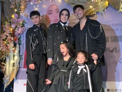 Fairuz A Rafiq Luncurkan ‘Mama Galau’: Kolaborasi Spesial dengan Anak-Anak yang Ungkap Kecemasan Ortu Fairuz A Rafiq Luncurkan ‘Mama Galau’: Kolaborasi Spesial dengan Anak-Anak yang Ungkap Kecemasan Ortu