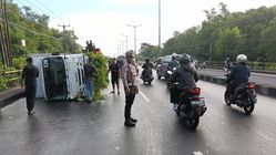 Tabrakan Mengerikan: Truk Box Melintir di Jalanan By Pass Ngurah Rai Jimbaran