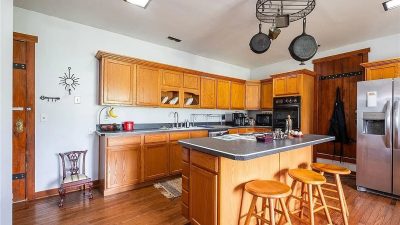 Golden Oak Kitchen: A Blast from the Past Surrounded by Mind-Blowing Modernity
