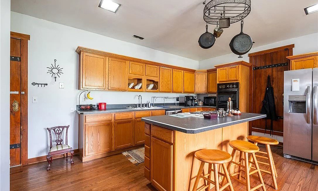 Golden Oak Kitchen: A Blast from the Past Surrounded by Mind-Blowing Modernity
