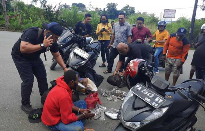 Dua Terduga Pengedar Ganja dengan 7,5 Kg Barang Hanyut Ditangkap di Jalur Balai Kota