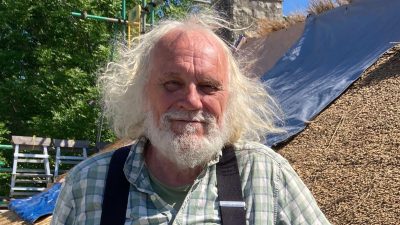 Craftsmen in Peril: The People Behind Clog Making and Thatching Face Job Risks – International Edition (English)