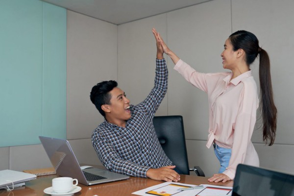 5 Cara Membuat Dirimu Lebih Bersemangat dengan Memberi Hadiah pada Diri Sendiri Setelah Mendapatkan Pekerjaan Pertamamu