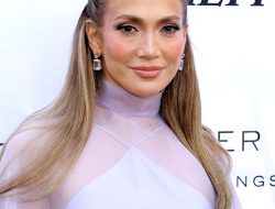 Jennifer Lopez Swears by These Flip-Flops Every Rich Mom Wears This Summer Jennifer Lopez Swears by These Flip-Flops Every Rich Mom Wears This Summer
