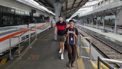 Semakin Banyak Turis Memilih Kereta Api untuk Jelajah Indonesia