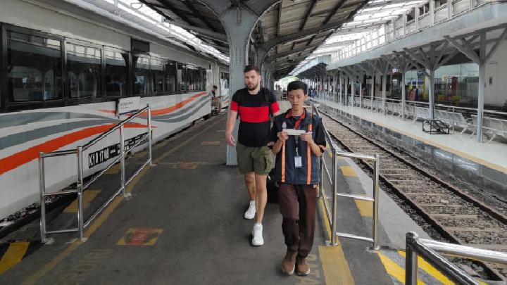 Semakin Banyak Turis Memilih Kereta Api untuk Jelajah Indonesia