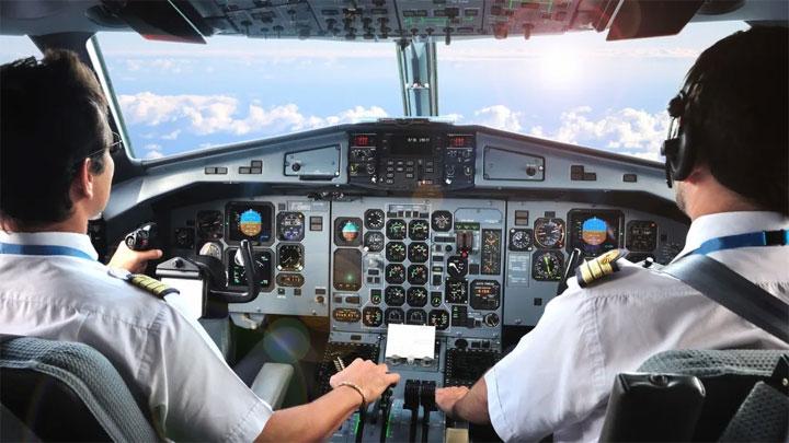 Apa Arti Jumlah Garis Emas pada Seragam Pilot?