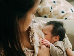 Payudara Besar Sebelah saat Menyusui, Ketahui Penyebab dan Cara Mengatasinya