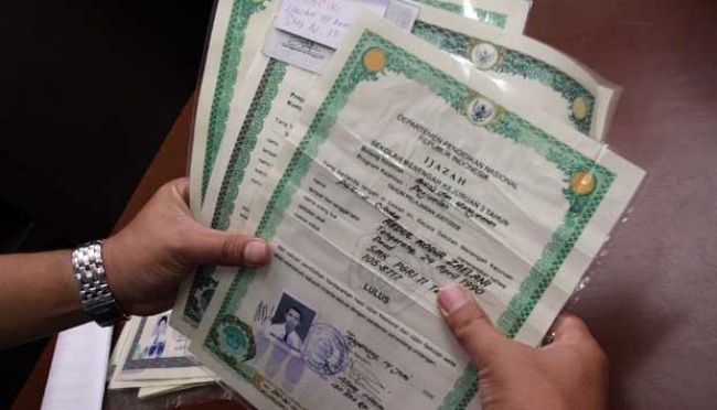 Dapatkah Perusahaan Menyimpan Ijazah Karyawan?