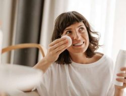 Urutannya Apa Dulu: Toner atau Sunscreen? Jawaban Terbaik Untuk Kulit Anda